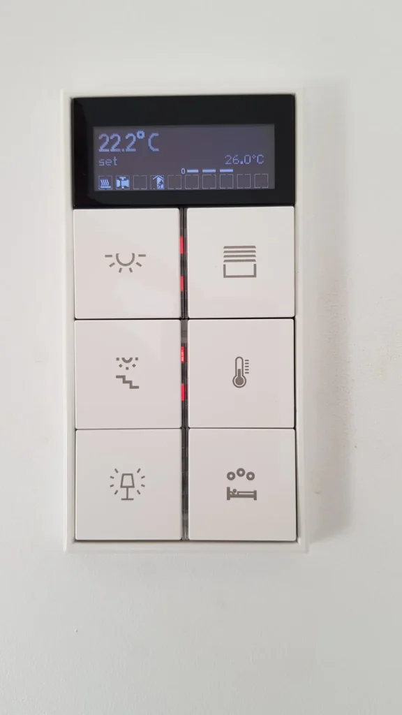 Panel KNX Jung do sterowania oświetleniem, ogrzewaniem i roletami – Mikołów