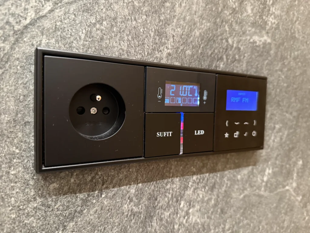 Panel sterujący KNX Jung w połączeniu z radiem podtynkowym Jung oraz gniazdem – Bytom