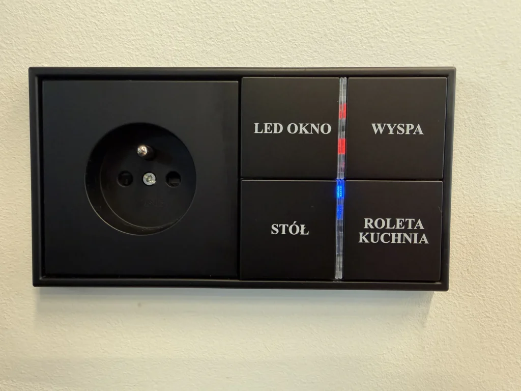 Panel sterujący KNX Jung w połączeniu z gniazdem – Bytom