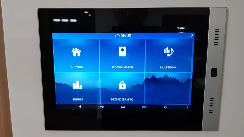 Ekran KNX Divus do sterowania inteligentnym domem i wideofonu – Mikołów