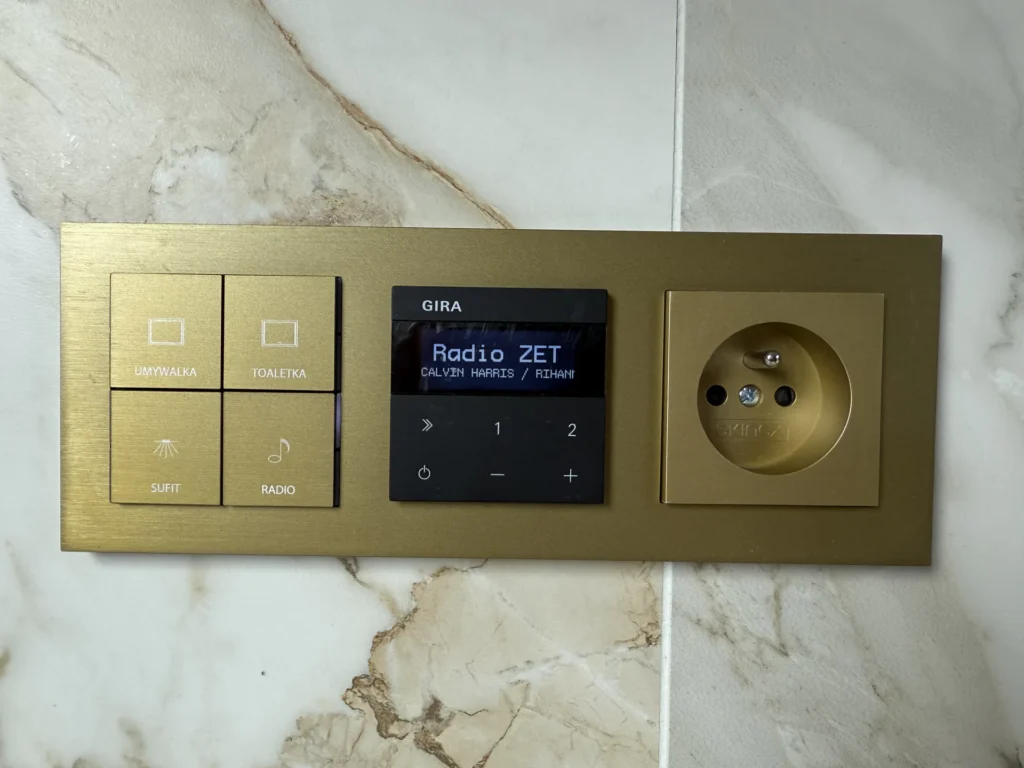 Złoty panel sterowania KNX Ekinex z radiem Gira i gniazdem elektrycznym – Dąbrowa Górnicza