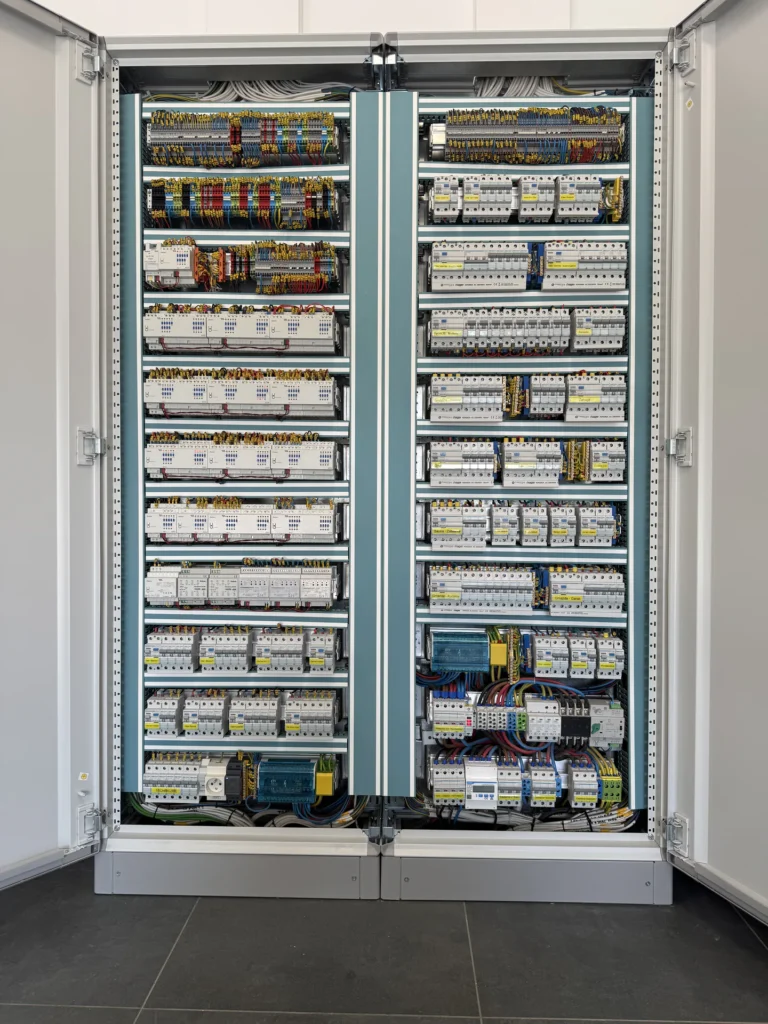 Kompletna rozdzielnica KNX z aparaturą zabezpieczającą i automatyką