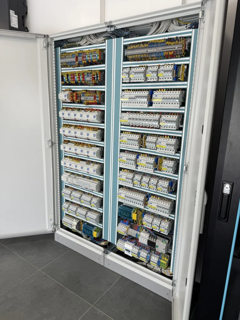 Wnętrze rozdzielnicy KNX z modułami automatyki i zabezpieczeniami