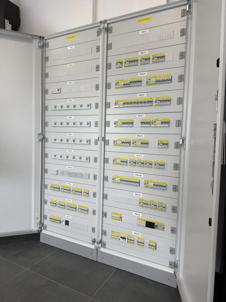 Rozdzielnica inteligentnego domu KNX z oznaczonymi obwodami elektrycznymi