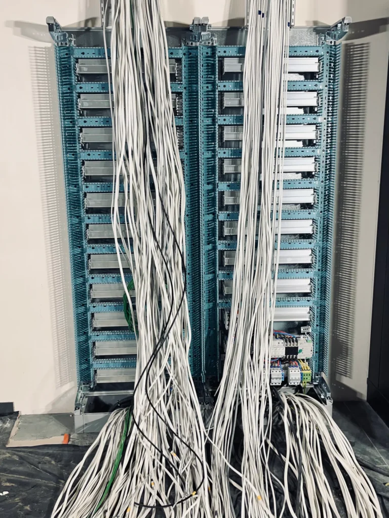 Montaż rozdzielnicy KNX z przygotowanym okablowaniem instalacji Smart Home