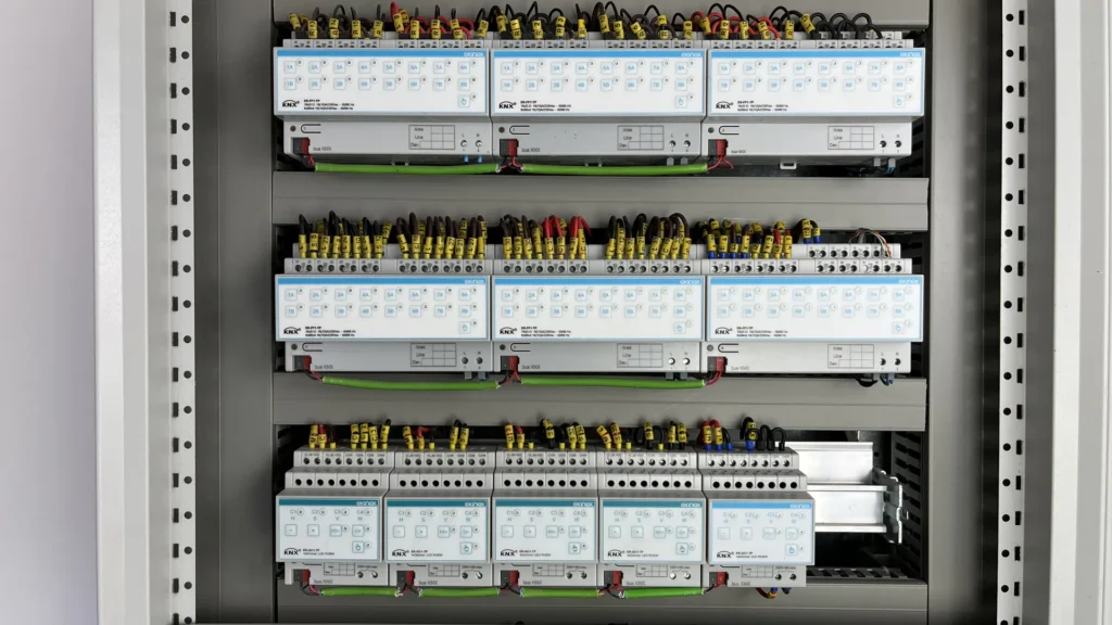 Moduły KNX z opisanym okablowaniem sterującym w rozdzielnicy Smart Home