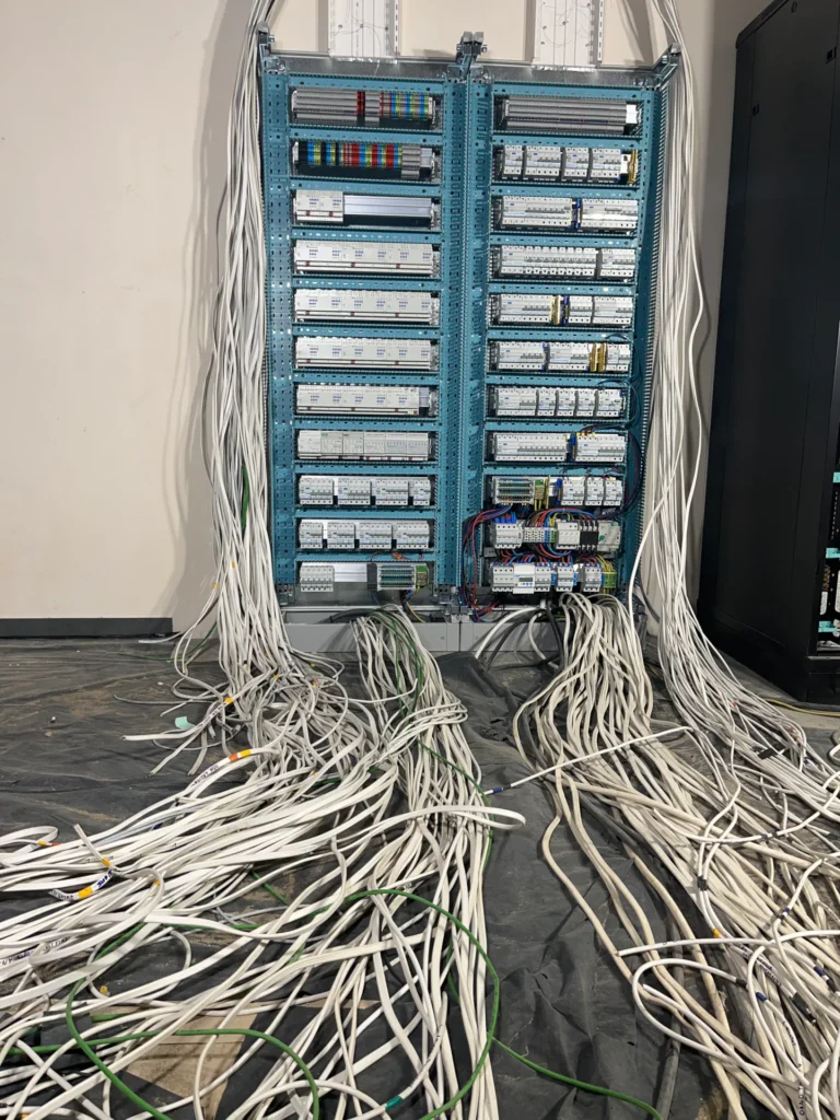 Rozdzielnica KNX podczas montażu i podłączania przewodów instalacji inteligentnego domu