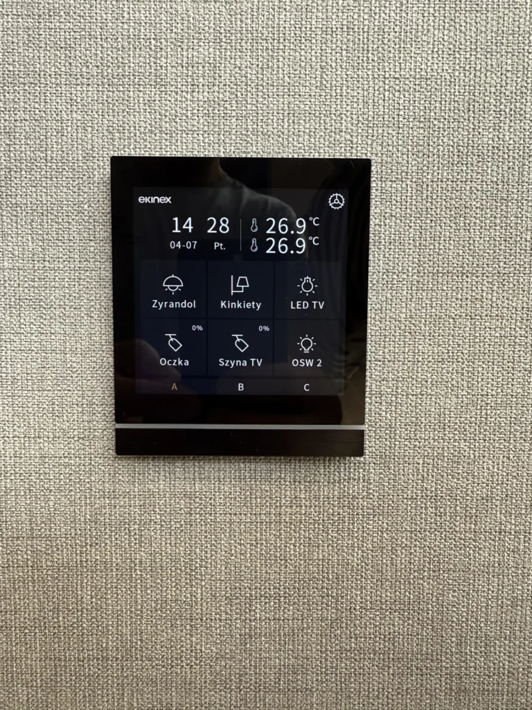 Panel dotykowy Ekinex KNX do sterowania oświetleniem i temperaturą w inteligentnym domu – Dąbrowa Górnicza