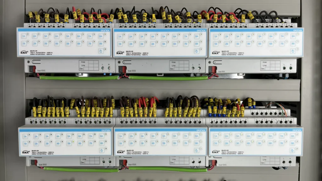 Moduły wykonawcze KNX do sterowania obwodami inteligentnego domu