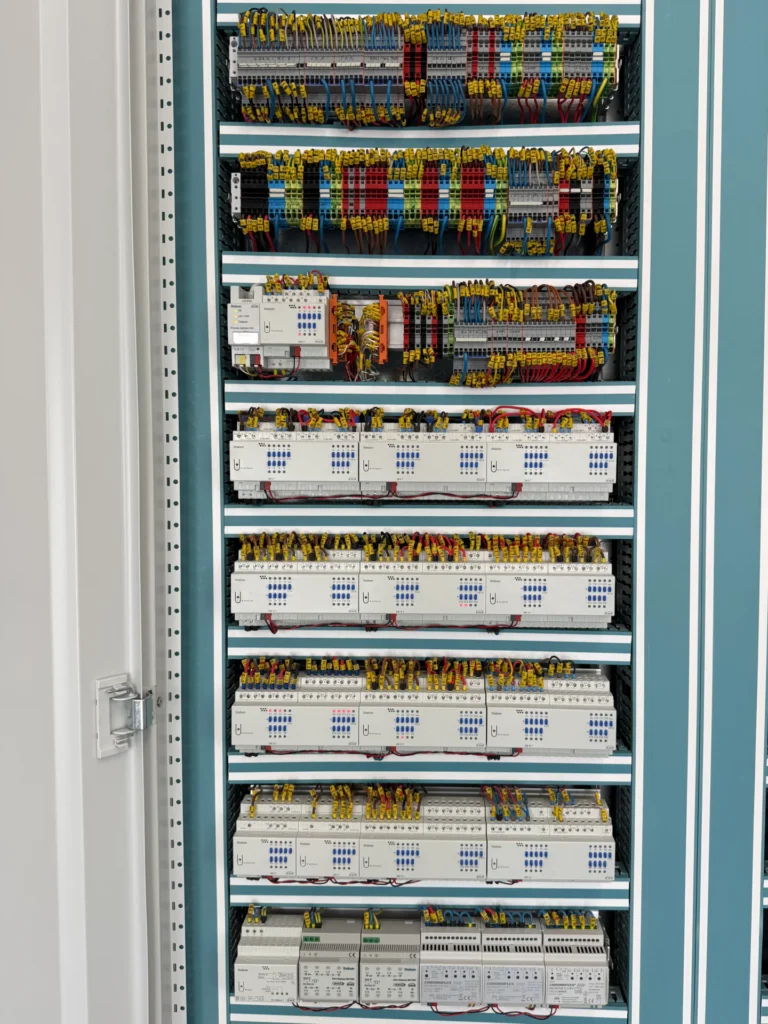 Moduły automatyki KNX i listwy zaciskowe wewnątrz rozdzielnicy