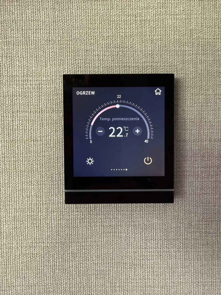 Panel KNX Ekinex z ekranem regulacji ogrzewania pomieszczenia