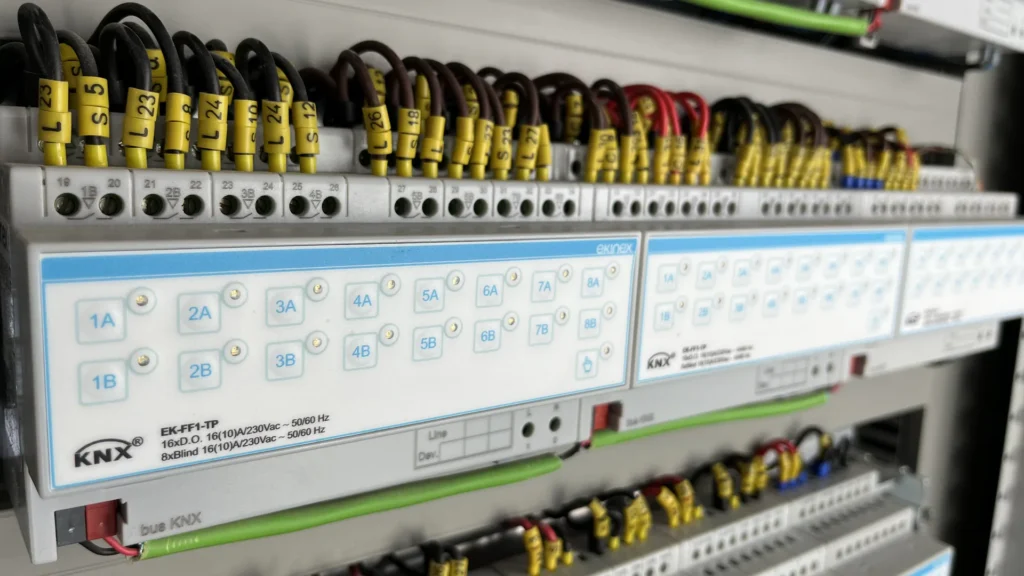 Detal modułów automatyki KNX i oznaczonego okablowania