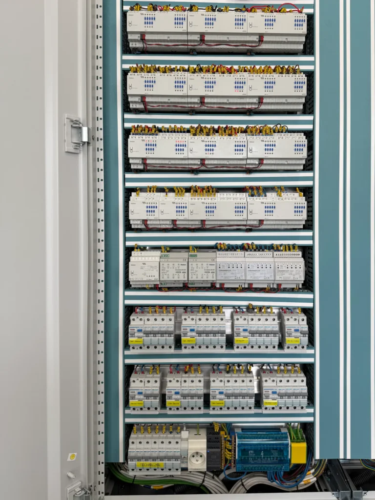 Moduły sterujące KNX i zabezpieczenia obwodów w rozdzielnicy Smart Home