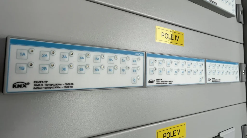 Moduły sterujące KNX zamontowane w polu rozdzielnicy elektrycznej