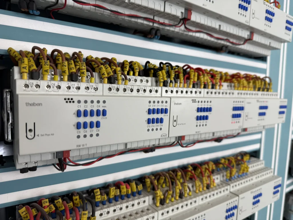 Moduły wykonawcze KNX Theben w rozdzielnicy inteligentnego domu