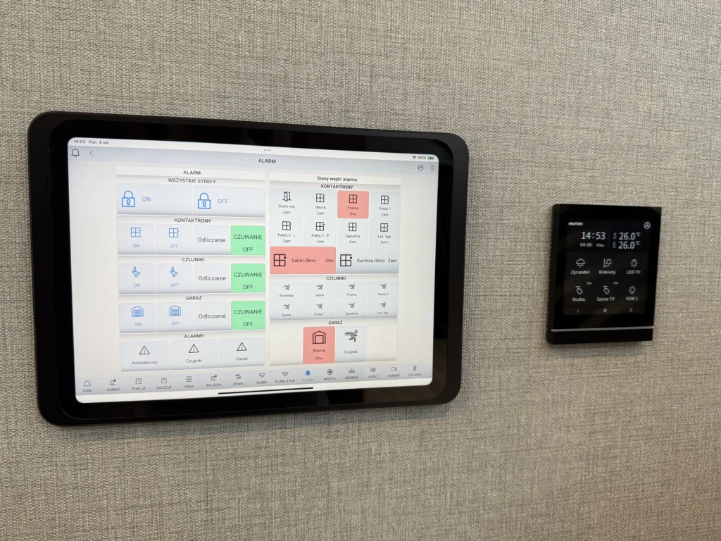 Tablet z ekranem alarmu systemu KNX i panelem Ekinex