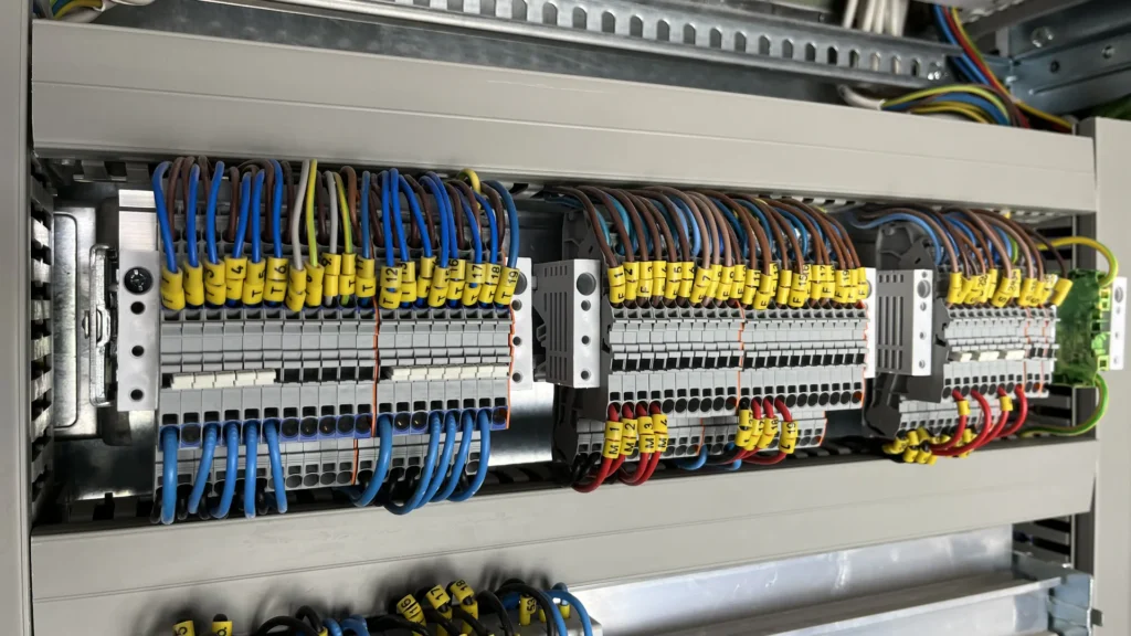Oznaczone listwy zaciskowe i uporządkowane okablowanie rozdzielnicy KNX