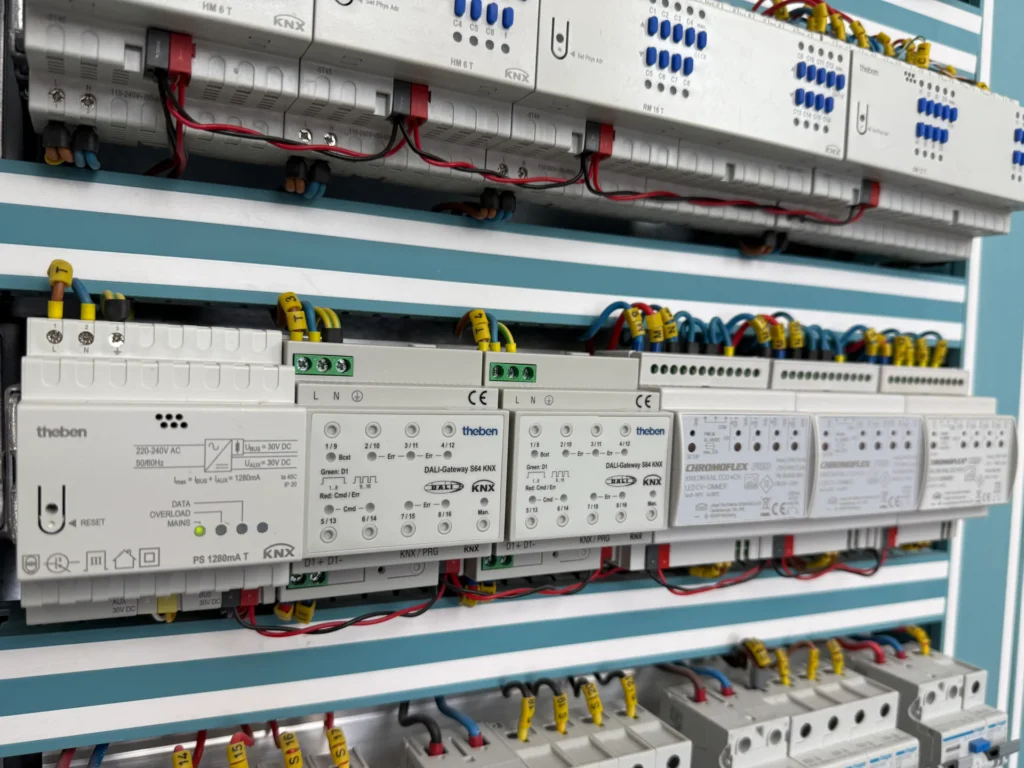 Moduły KNX i bramki DALI w rozdzielnicy automatyki Smart Home