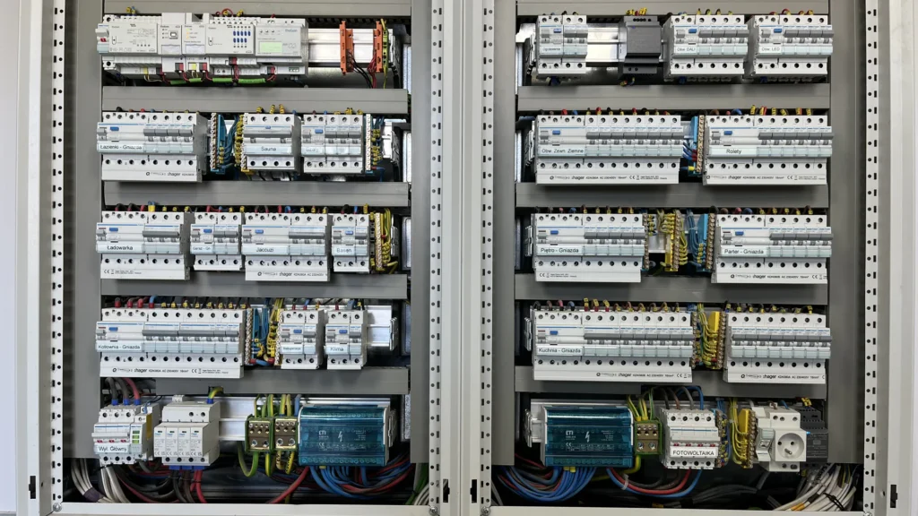 Zabezpieczenia i aparatura elektryczna w rozdzielnicy inteligentnego domu