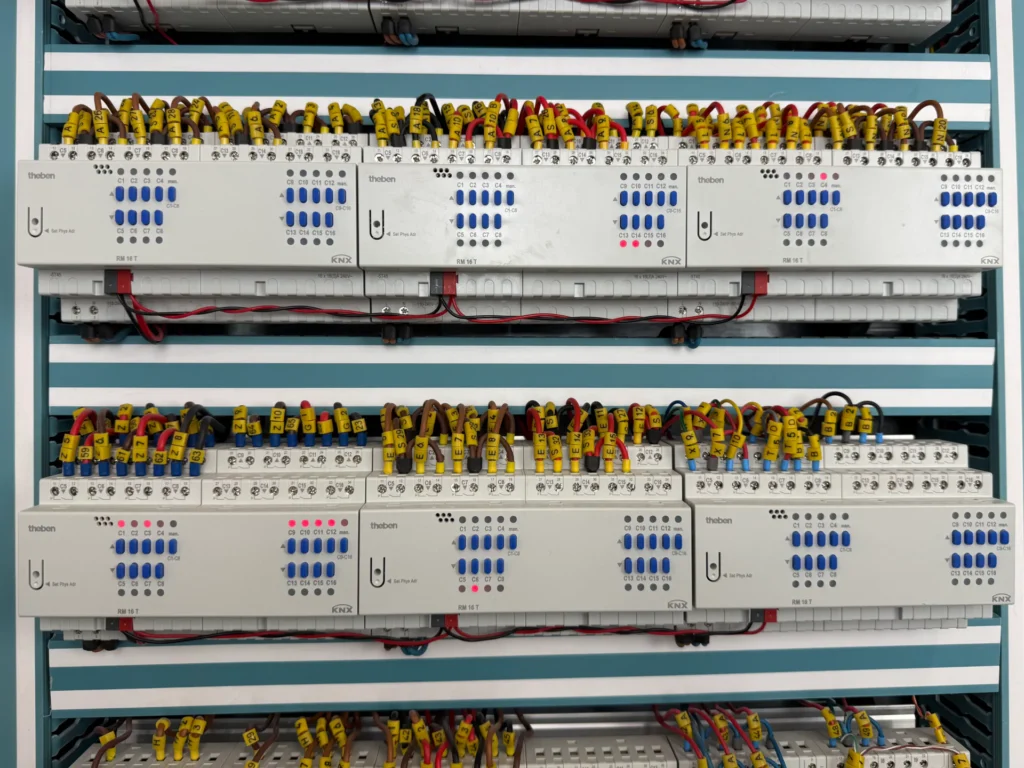 Moduły sterujące KNX z opisanym okablowaniem w rozdzielnicy