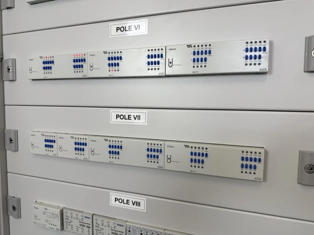 Moduły automatyki KNX zamontowane na panelu rozdzielnicy