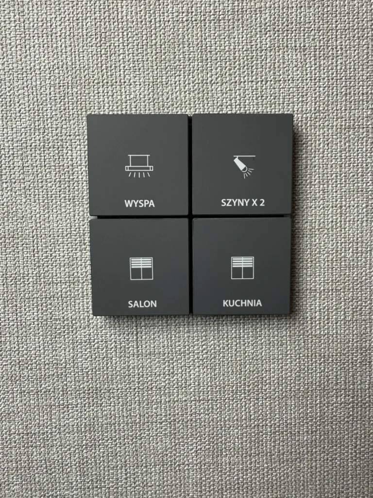 Czarny panel przycisków KNX Ekinex do sterowania oświetleniem i roletami
