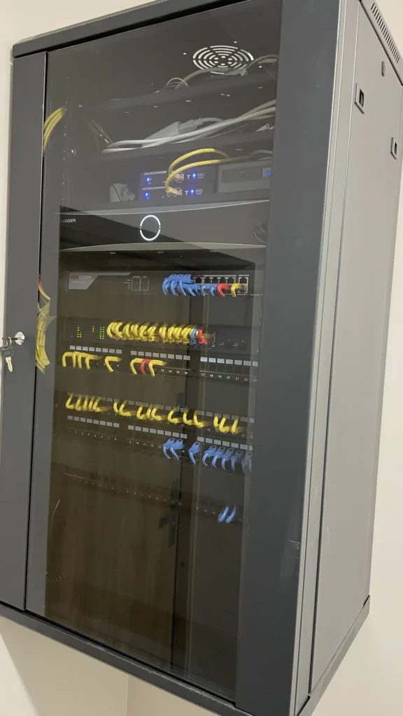 Szafa RACK z urządzeniami sieciowymi i monitoringiem w instalacji Smart Home