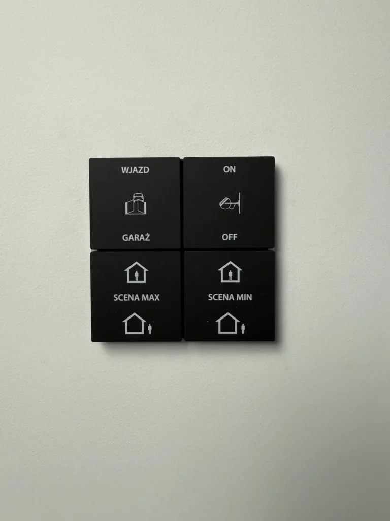 Panel przycisków KNX Ekinex do sterowania bramą, oświetleniem i scenami
