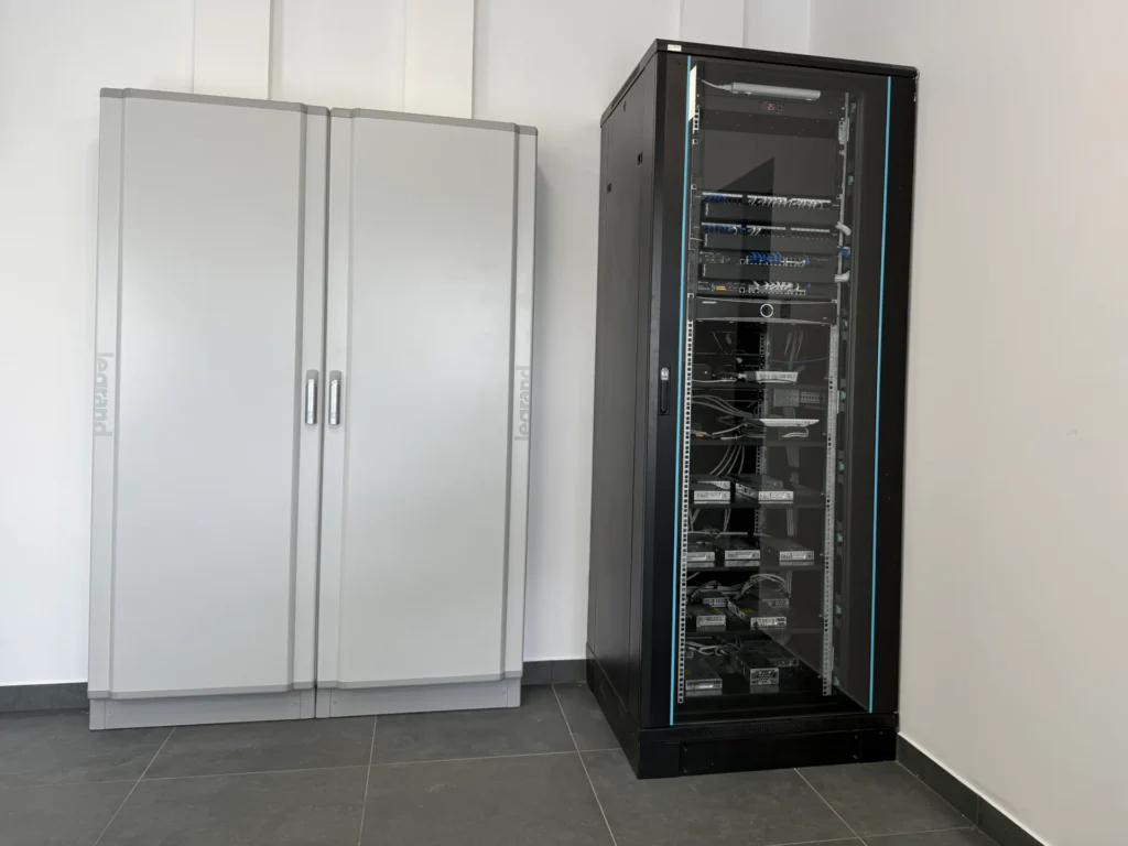 Gotowa rozdzielnica KNX i szafa teletechniczna RACK