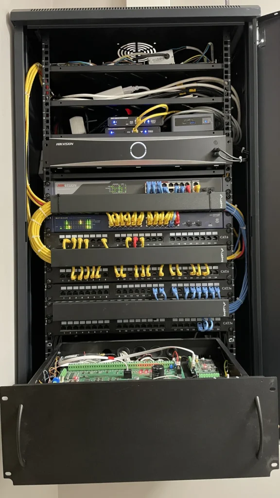 Szafa teletechniczna RACK z infrastrukturą sieciową w Bytomiu