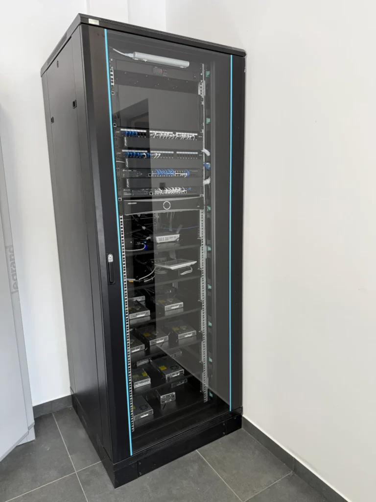 Szafa RACK z urządzeniami sieciowymi i teletechnicznymi inteligentnego domu