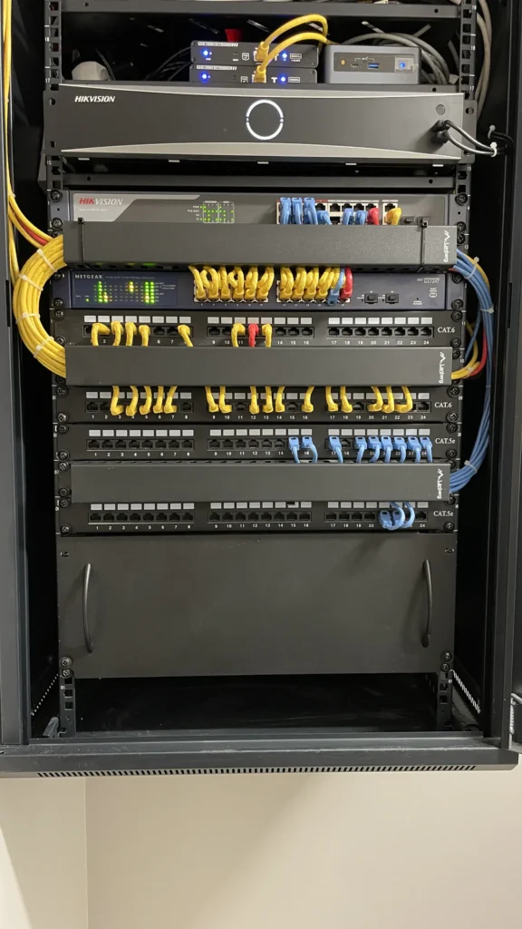 Szafa RACK z urządzeniami sieciowymi i modułami systemów teletechnicznych