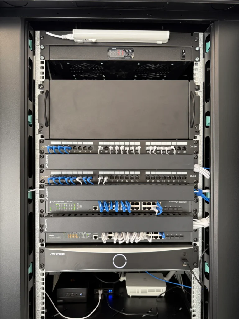 Szafa teletechniczna RACK z infrastrukturą sieciową w Dąbrowie Górniczej