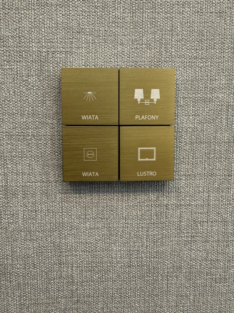 Złoty panel KNX Ekinex do sterowania oświetleniem wiaty, plafonami i lustrem