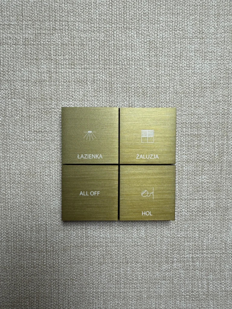 Złoty panel KNX Ekinex do sterowania oświetleniem łazienki, żaluzją i holem